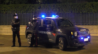 Fano - Esce di casa con la pistola, disarmato dai carabinieri